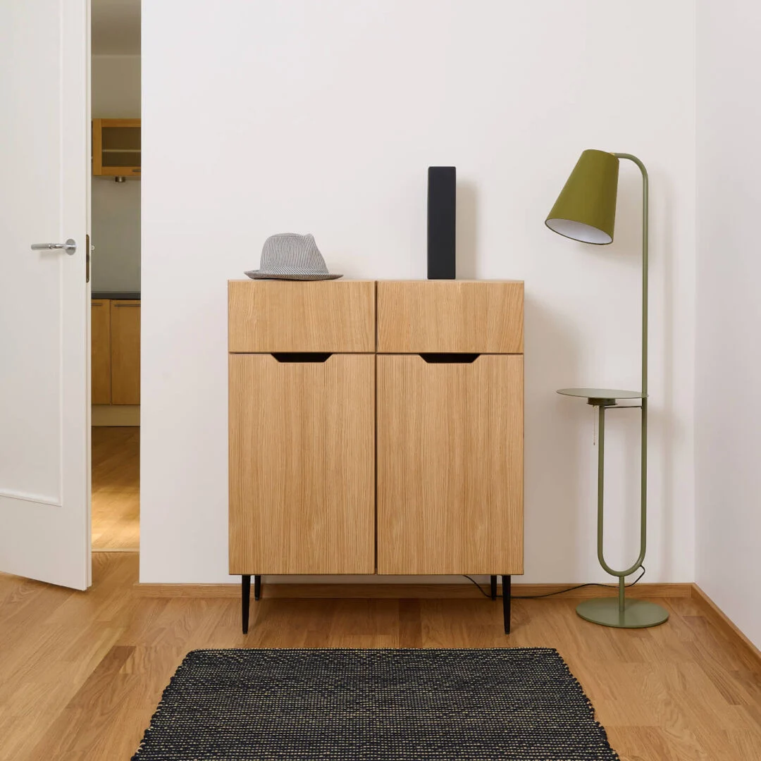 Dressoir Soldero zwart eikenfineer 81 cm met opbergruimte, slanke poten en compacte uitvoering
