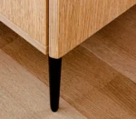 Dressoir Coomman 160 cm met eikenfineer en slanke zwarte poot, warme natuurlijke uitstraling