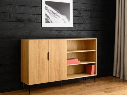 Dressoir Slaatena 160 cm in eikenfineer met open vakken, op zwarte poten, in stijlvolle woonkamer