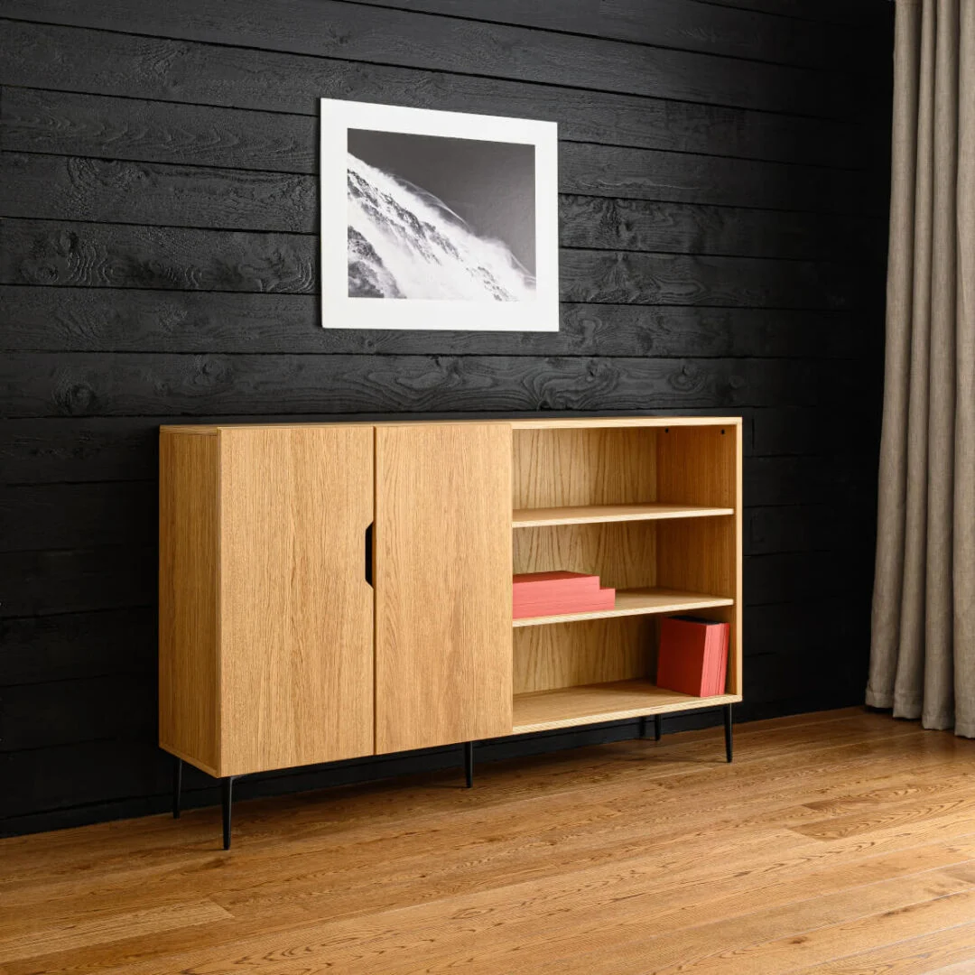 Dressoir Slaatena 160 cm in eikenfineer met open vakken, op zwarte poten, in stijlvolle woonkamer