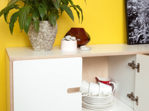 Wit dressoir Pukino 73 cm met open vakken en opbergruimte in een kleurrijk interieur