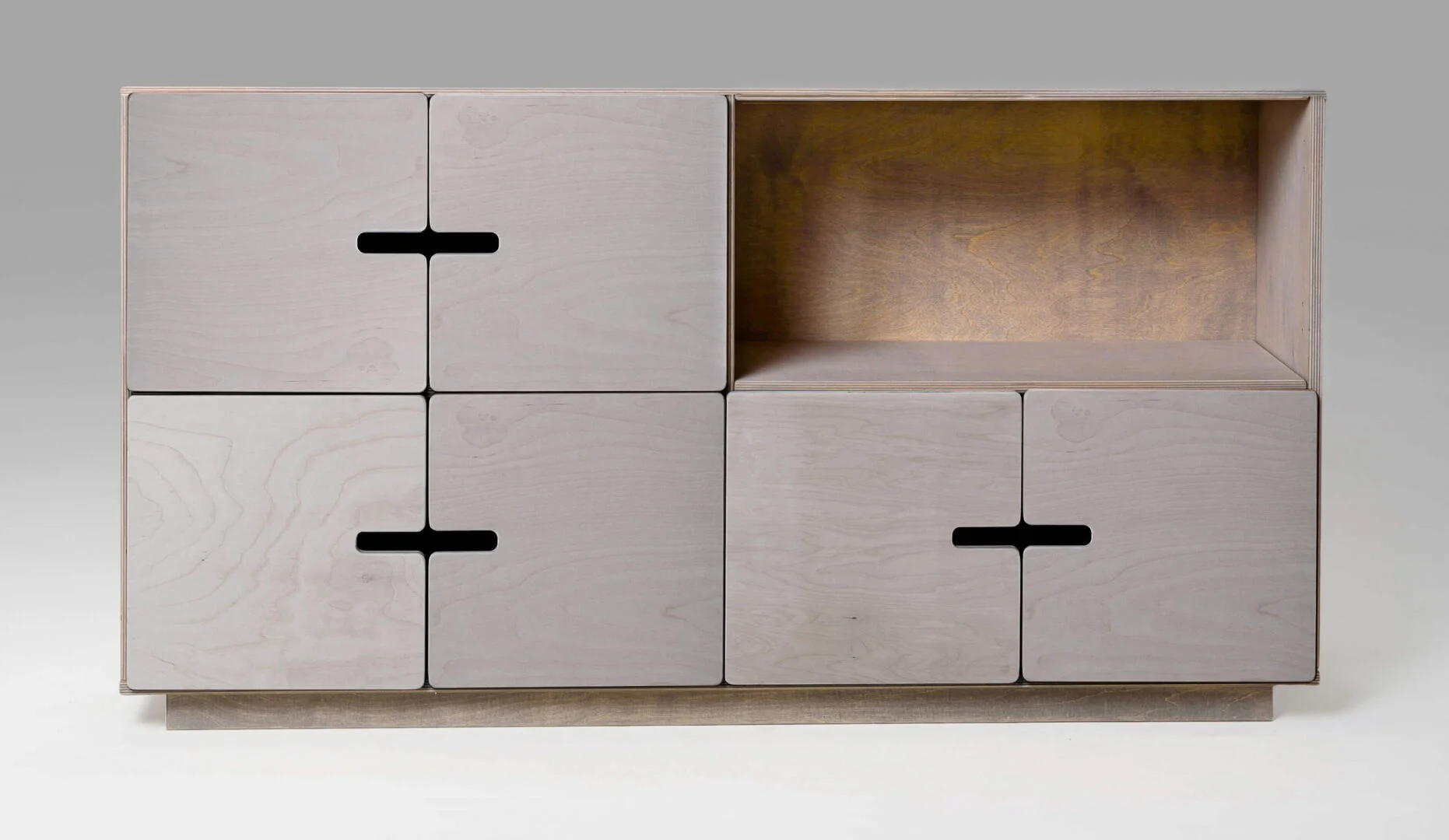 Dressoir Kavesta Wit 145 cm met kiezelgrijze houtafwerking, vier deuren en open vak voor extra opbergruimte
