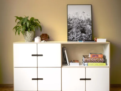 Dressoir Gaurero Wit 145 cm met witte HPL-afwerking, open vak en vier deuren in moderne stijl