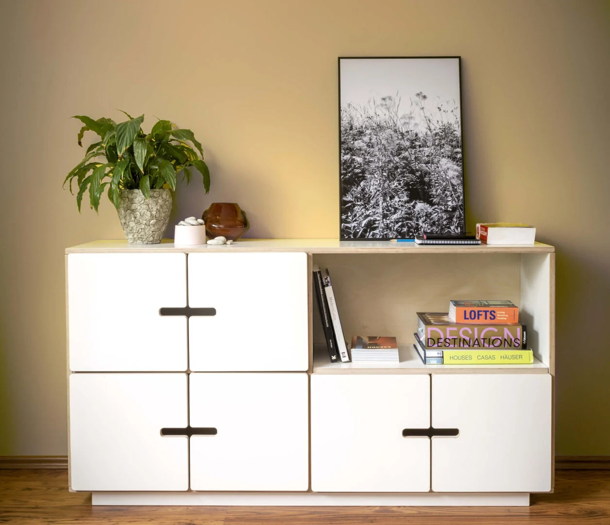 Dressoir Gaurero Wit 145 cm met witte HPL-afwerking, open vak en vier deuren in moderne stijl