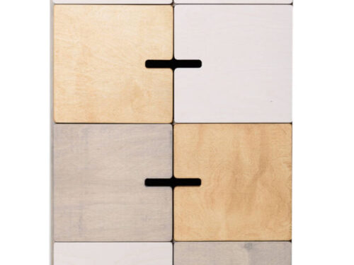 Dressoir Keemia Wit 73 cm met vier vakken, wit en licht eiken fronten, natuurlijke berkenmultiplex afwerking