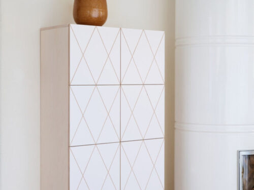 Dressoir Breibon Wit met wit HPL-deuren en geometrisch patroon, stijlvol staand in een lichte woonkamer