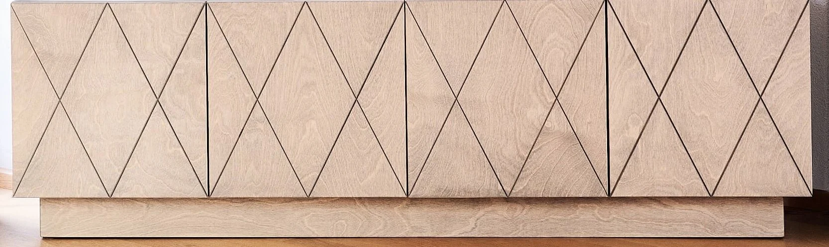 Dressoir Biebun Grijs 145 cm met gegraveerde ruitpatronen en rustig, eigentijds design