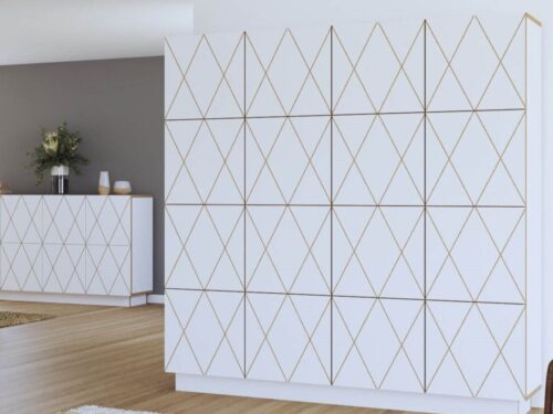Dressoir Kaulvero Wit 145 cm met gegraveerde goudkleurige deurpatronen in een moderne, rustige woonkamer