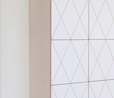 Dressoir Jidand Wit 145 cm met geometrische fronten en plant, elegante opbergruimte in witte afwerking