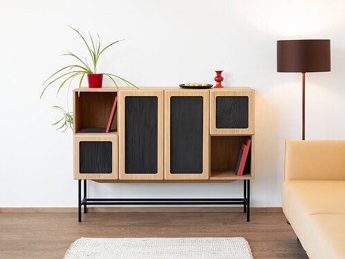Dressoir Breimmaro Zwart 145 cm met afgeronde vormen, zwarte deuren, spiegeldeuren en open vakken in een lichte woonkamer