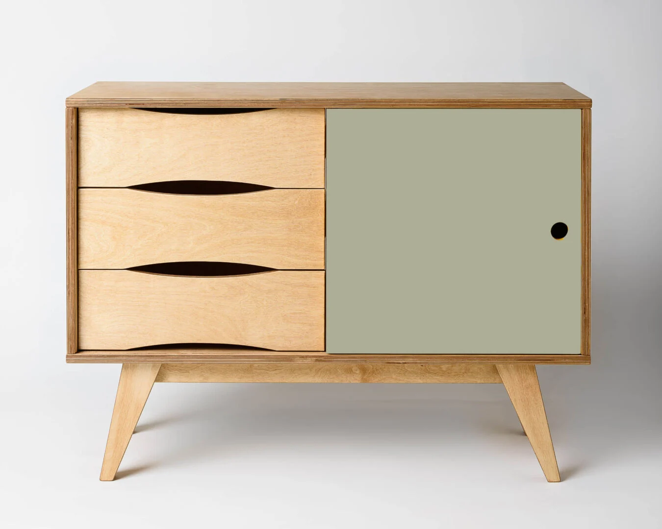 Dressoir Skaurir Naturel 96 cm met 3 lades, olijfgroene deur en retro design in berkenhout look