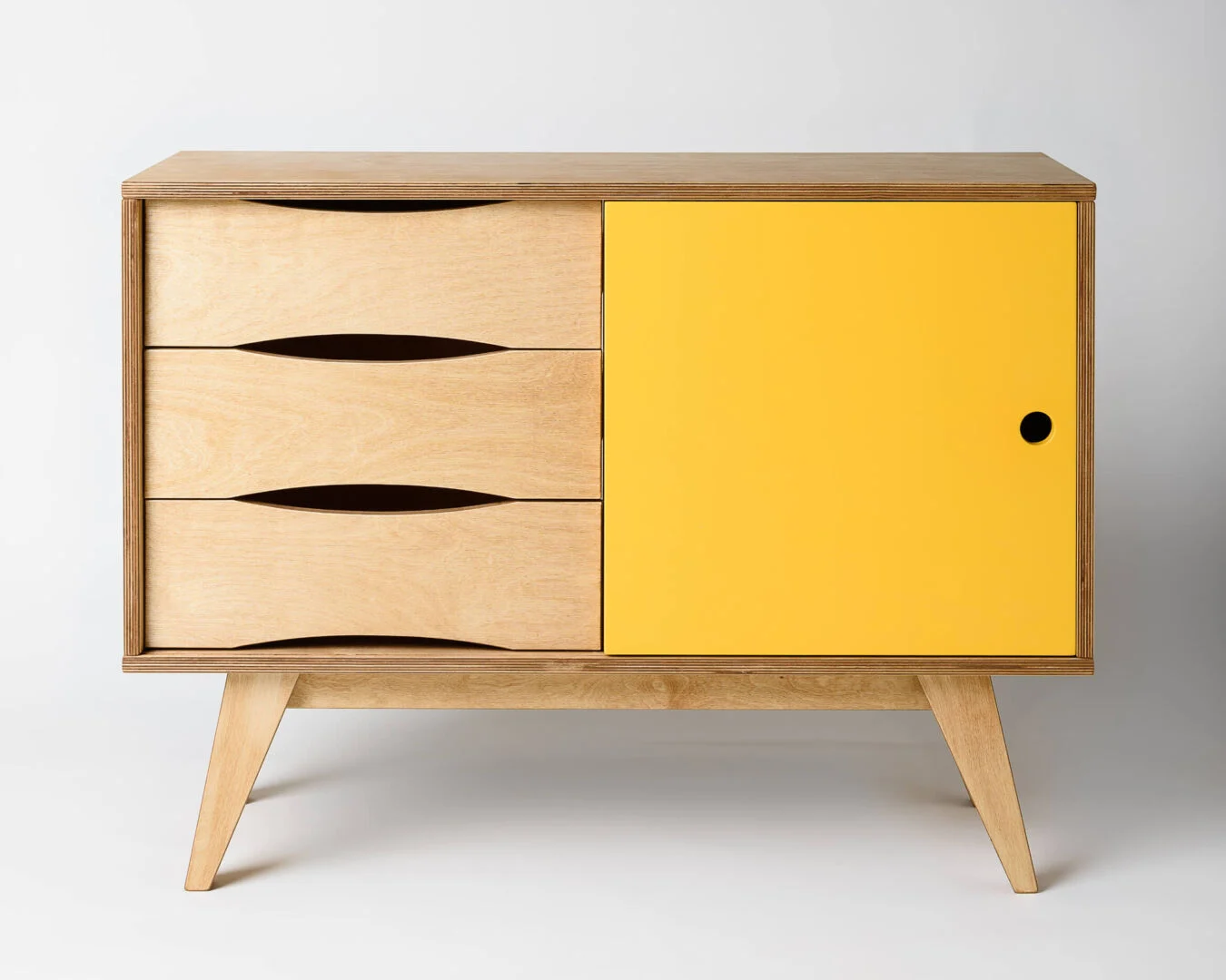 Dressoir Keerund Geel met drie lades en gele deur, retro design in licht eiken houtfinish