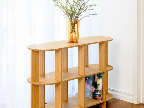 Wandplank Sleisella 120 cm van eikenfineer met afgeronde hoeken en open vakken in Scandinavische stijl