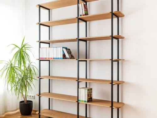 Wandplank Truntena Zwart 150 cm met slank frame en verstelbare eiken fineerplanken in moderne woonkamer