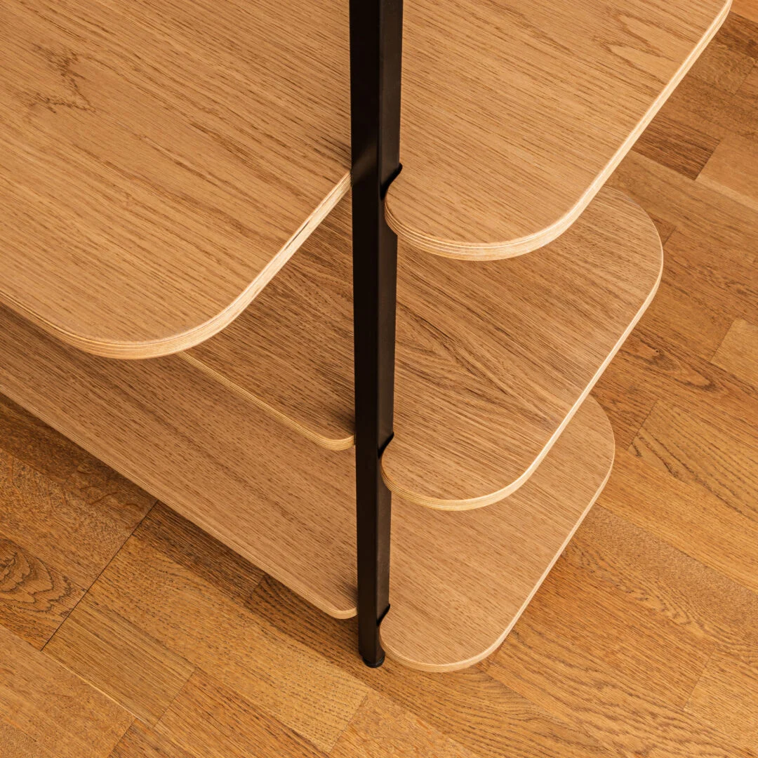 Rek Nieraro Zwart 150 cm wandkast met eikenfineer planken, zwart metalen frame en afgeronde hoeken