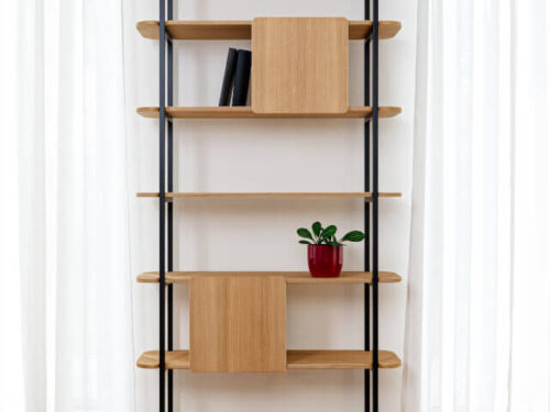 Wandplank Kaumone Zwart 98 cm met metalen frame, eikenfineer planken en schuifpanelen