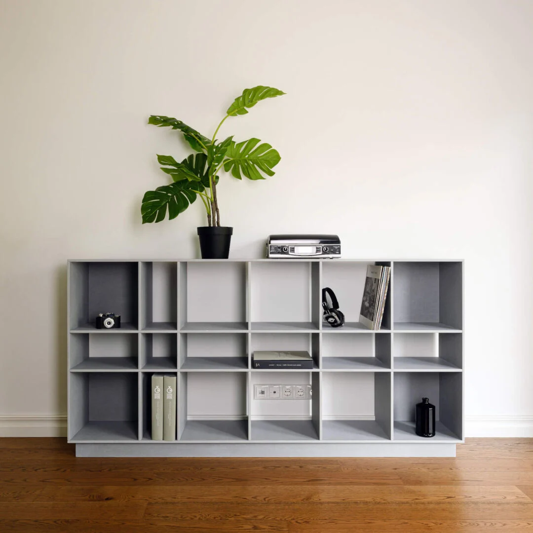 Wandplank Traassond 191 cm in lichtgrijs Valchromat, GRID-vakkenkast met planten en accessoires