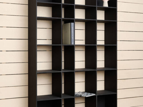 Wandplank Slisang Zwart 123 cm, hoge open kast met symmetrische vakken en slank design