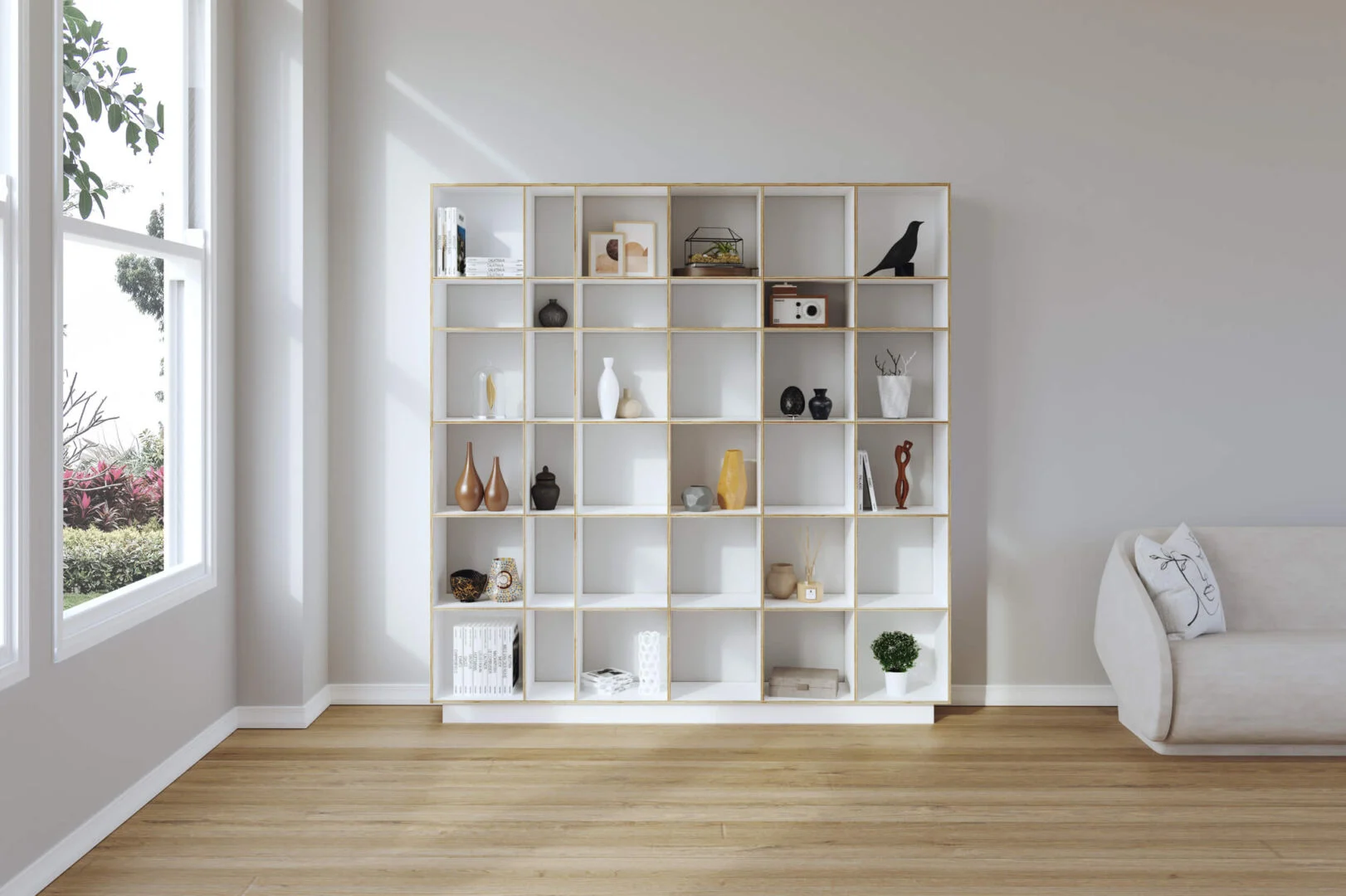 Wandplank Beistano 191 cm als witte ruimteverdeler met open vakken, gevuld met boeken, vazen en decoratie