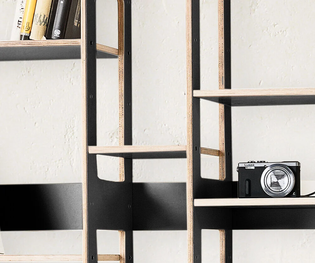 Wandplank Jormio 210 cm zwart HPL met strakke open vakken voor boeken en woonaccessoires