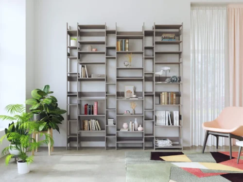 Wandplank Hilos 210 cm in lichtgrijs Valchromat, met royale open vakken in een moderne woonkamer