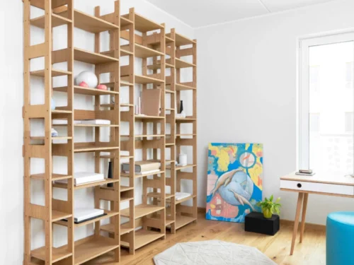 Wandplank Tallor 210 cm in eikenfineer, modulair design met veel opbergruimte en open vakken