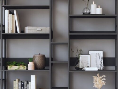 Wandplank Praulten 121 cm in zwarte Valchromat, met strakke vakken en ruimte voor boeken en decoratie