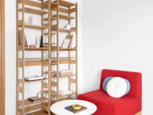 Wandplank Klieris 121 cm in eikenfineer, slank boekenrek met verstelbare planken in moderne woonkamer