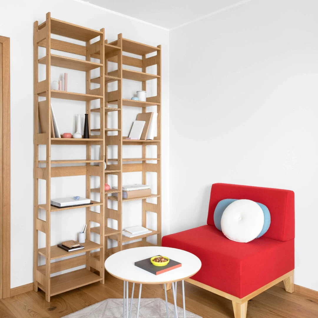 Wandplank Klieris 121 cm in eikenfineer, slank boekenrek met verstelbare planken in moderne woonkamer