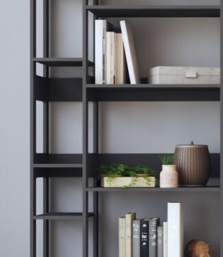 Zwart Wandplank Bumos 71 cm met open vakken, slank design en moderne uitstraling, gevuld met decor en boeken