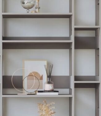 Wandplank Rirar 71 cm in lichtgrijs Valchromat, hoog wandrek met strakke open vakken en decoratie