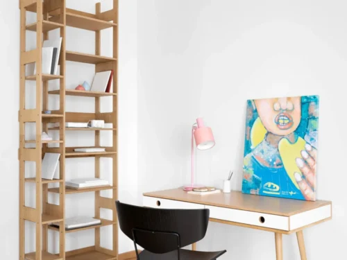Wandplank Florrir 71 cm van eikenfineer, hoge open kast met warme houtlook en strakke vakkenř
