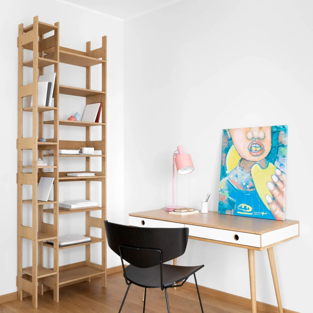 Wandplank Florrir 71 cm van eikenfineer, hoge open kast met warme houtlook en strakke vakkenř