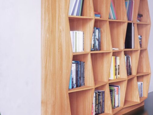 Gaasplank Lobane 151 cm boekenkast in eikenfineer met open honingraatvakken en boeken