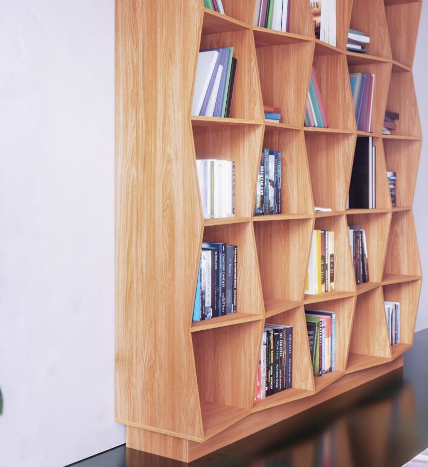 Gaasplank Lobane 151 cm boekenkast in eikenfineer met open honingraatvakken en boeken