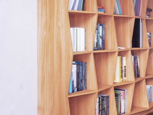 Wandplank Hooldio Mesh eikenfineer, honingraatvormige boekenkast met open vakken en veel opbergruimte