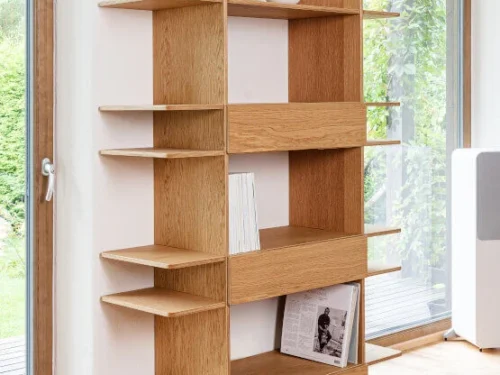 Wandplank Groban wit 122 cm van eikenfineer en wit HPL, met open vakken en warme houten uitstraling