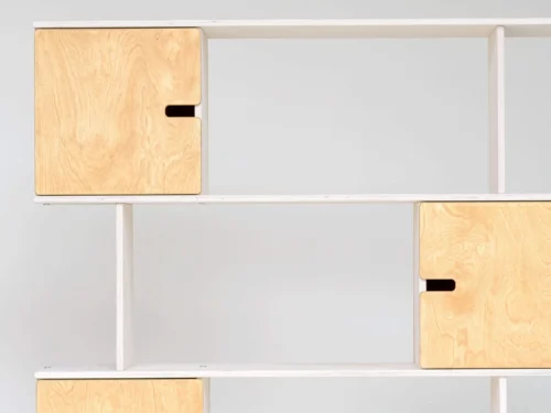 Wandplank Breelva Wit 89 cm met open vakken en afsluitbare deuren in wit en medium eik achterhoutskleur