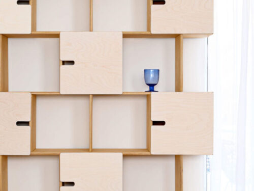 Wandplank Raunnar Wit 89 cm met licht eiken vakken en witte deuren, stijlvolle opbergruimte voor woonaccessoires