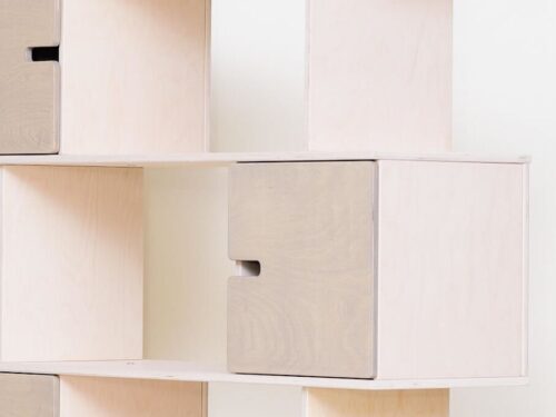 Wandplank Caurmor 89 cm in wit met kiezelgrijze deuren, modern zwevend ontwerp voor opbergen en presenteren