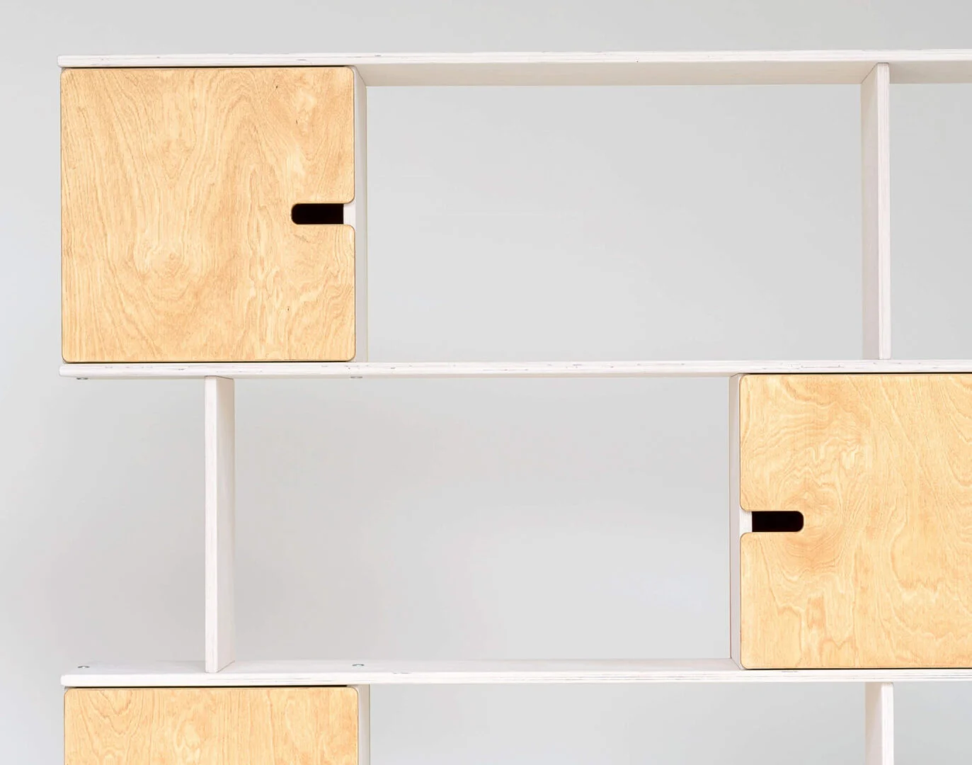 Wandplank Melia Wit 89 cm met witte open vakken en medium eik deuren voor stijlvolle opbergruimte
