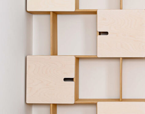 Wandplank Tavella Wit 89 cm met licht eiken frame en witte deurtjes, moderne wandopberger met vakken en kastjes