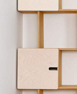 Wandplank Fidund Wit 54 cm met eiken frame en witte deuren, slank wandmeubel met opbergruimte