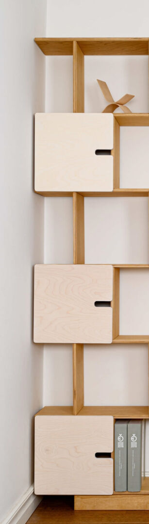Wandplank Troltar Wit 54 cm met licht eiken afwerking en witte deuren, slank en ruimtelijk design