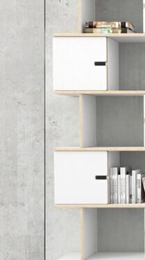 Wandplank Geerine Wit 54 cm met open vakken en witte deurtjes, slanke hoge opbergkast in frisse HPL-afwerking