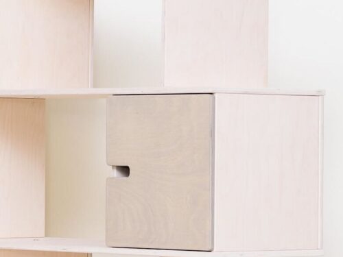 Wandplank Vernu Wit 54 cm met kiezelgrijze deur, strakke open vakken en lichte afwerking