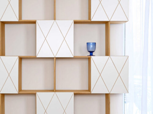 Wandplank Sliedar 193 cm met licht eiken fineer, witte HPL-deuren en compact slank ontwerp