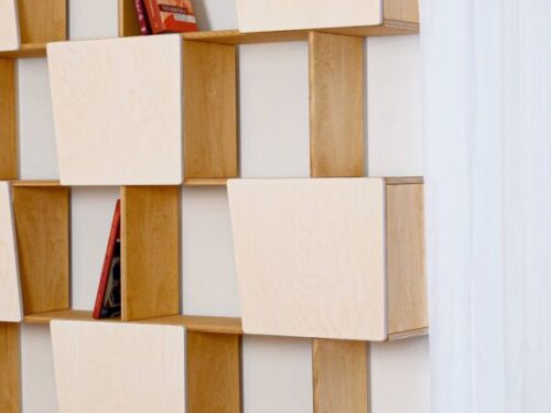 Wandplank Deibero Wit 193 cm met licht eiken vakken en witte deuren, open en gesloten opbergruimte