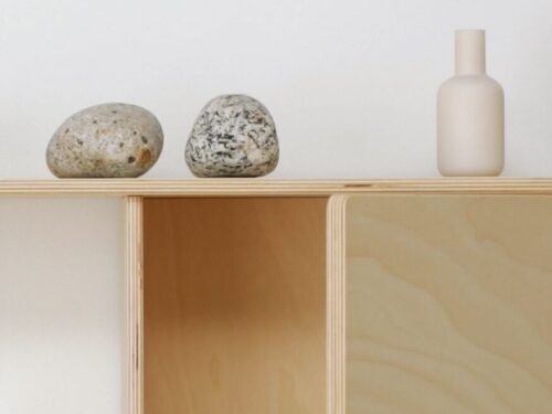 Wandplank Peivena van naturel hout met decoratieve stenen en beige vaas, warme minimalistische uitstraling
