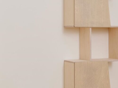 Wandplank Klielos 193 cm met open vakken en gesloten kasten in wit OSMO en kiezelgrijs